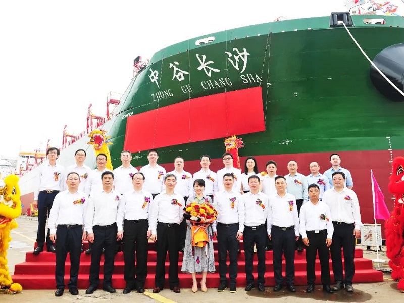 New Yangzi Shipbuilding Delivered the 10th 4600TEU Container Ship of Zhonggu Shipping