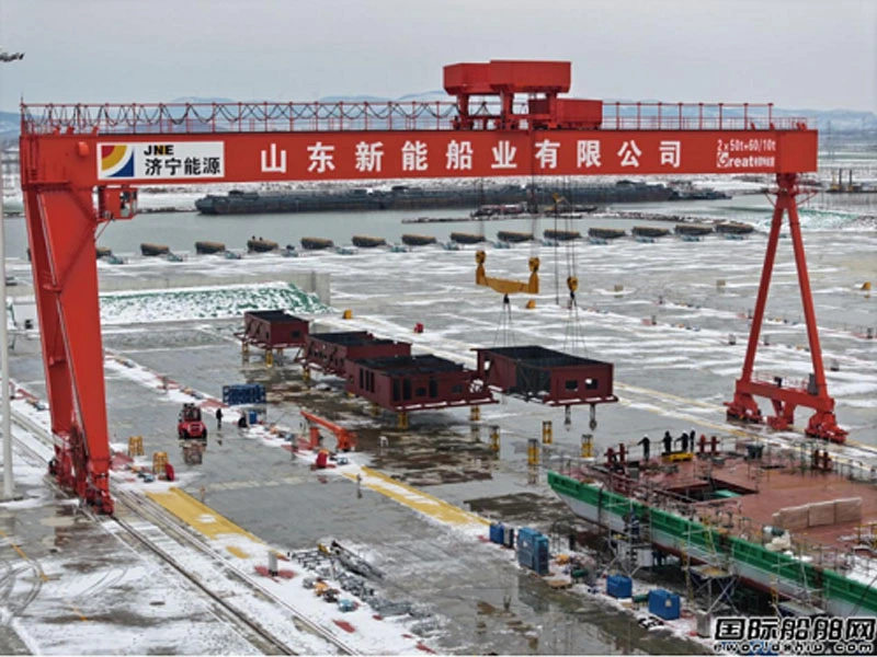 The 80 meter LNG refueling barge of Xinneng Shipbuilding Industry has completed the first lifting operation of the upper cabin on the first floor